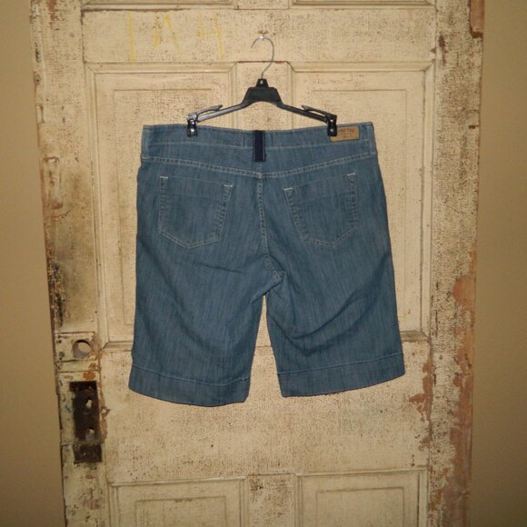 Signature by Levi Strauss Misses Bermuda Jean Shorts Size 16 (K-12) - Picture 3 of 4
